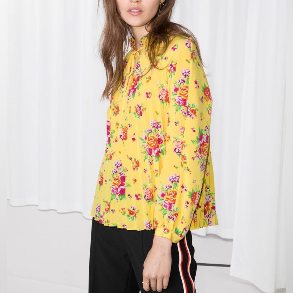 & Other Stories | Paris Atelier Pleated Detail Floral Print Top - Vibrant - Chic